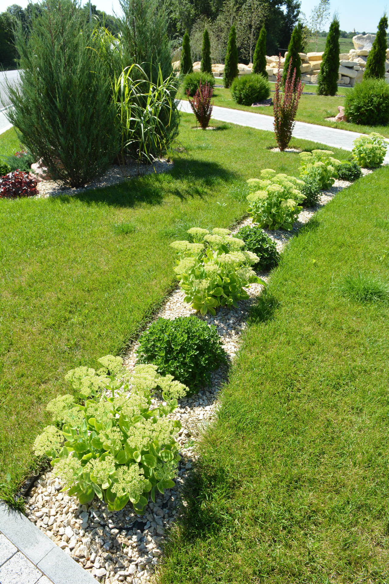 Garten mit Beet als Trennstreifen
