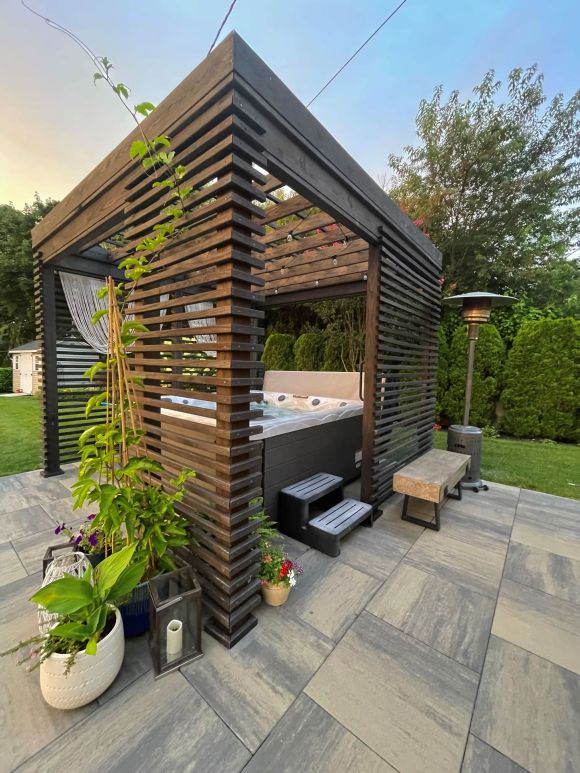 Holzpergola mit Sichtschutzelementen auf Terrasse